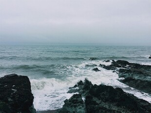 海边礁石与翻涌海浪