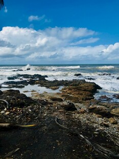 海边礁石与翻涌海浪