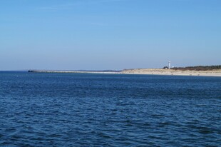 蓝色大海与远处沙滩