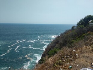 海岸边的壮阔海景