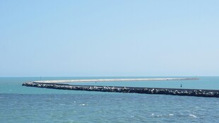 海边长堤伸向远方