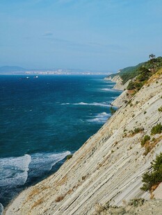 海岸边的陡峭岩石景观