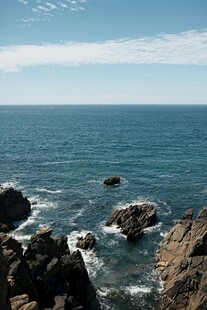 海边礁石与辽阔蔚蓝大海