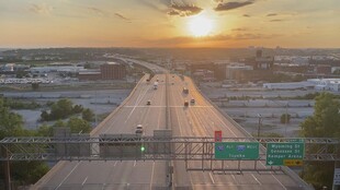 夕阳下的城市高架桥