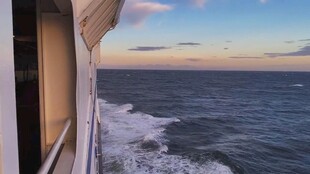 船窗视角下的海上美景