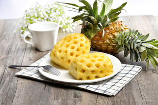 菠萝切片摆放在盘上