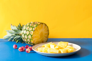 黄底上的菠萝及切块