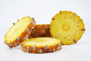 切开的新鲜菠萝