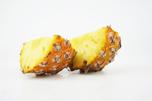 切开的新鲜菠萝