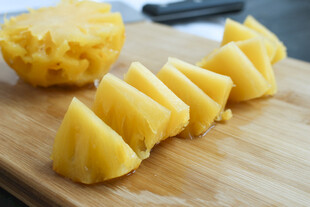 切块菠萝置于木板