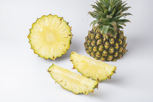 新鲜菠萝切片与整果展示