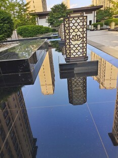 现代小区水景倒映建筑之美