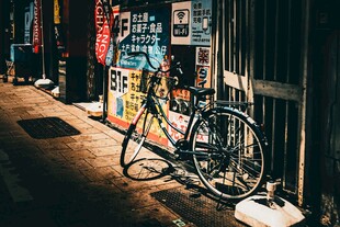 街头夜色下的停放自行车