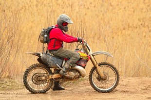 越野骑士驰骋于荒野