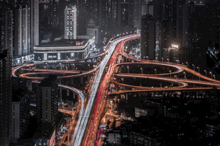 城市夜景中的繁忙立交桥