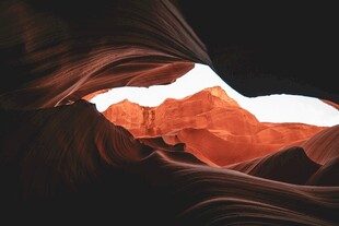 峡谷洞穴内的壮丽光影景观