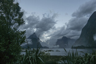 云雾缭绕的山水美景