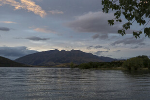 湖畔远山美景