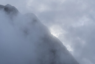 云雾缭绕的巍峨山峰