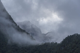 云雾缭绕的壮丽山峦