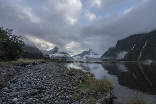 湖畔山间美景