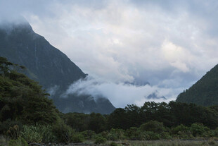 云雾缭绕的山间美景
