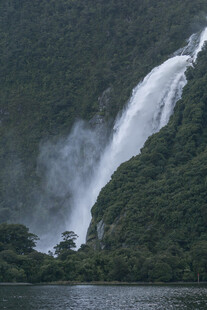 壮观高山瀑布景观