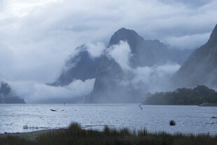 云雾缭绕的山水美景