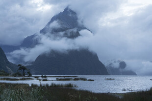 云雾缭绕的壮美山峰