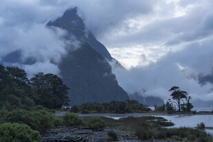 云雾缭绕的壮丽山峰景观