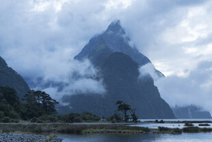云雾缭绕的壮美山峰景观