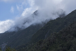云雾缭绕的青山美景