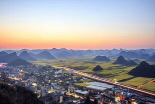 日出下的山水城镇美景