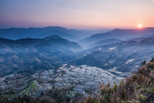 山间日出美景
