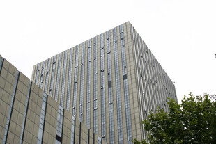 现代高层办公楼外观