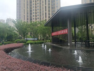 现代建筑旁的喷泉景观