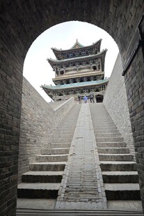 古建台阶上的巍峨楼阁