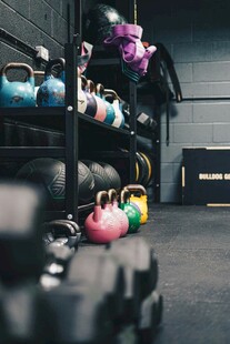 健身房多彩哑铃摆放场景