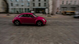 红色小车行驶在城市街道