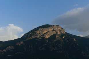 巍峨山峰映蓝天