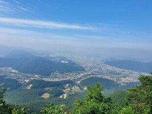 俯瞰城市与山峦美景