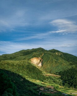 青山蓝天间的秀丽自然风光