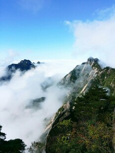 云雾缭绕的壮美山峦