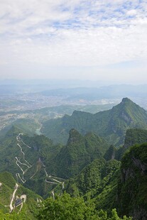 山峦叠翠间的壮美风光