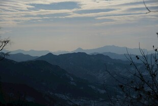 山峦云海间的壮美景色