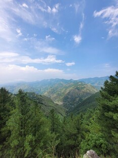 青山蓝天间的秀丽山林景色