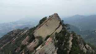 巍峨山峰尽显自然壮美