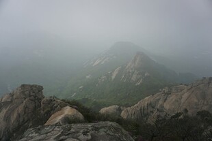 雾中朦胧山峦景色