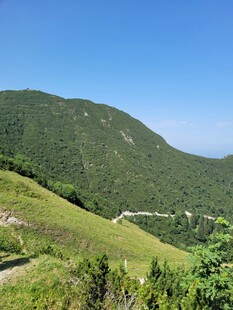 青山绿野间的山间美景