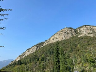 巍峨青山绿树环绕